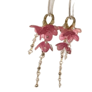 Elegante rosa Blumenohrringe im französischen Stil mit langen Perlenquasten für Damen.