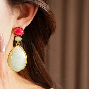 Close-up of vintage resin water drop earrings with a light luxury retro design.