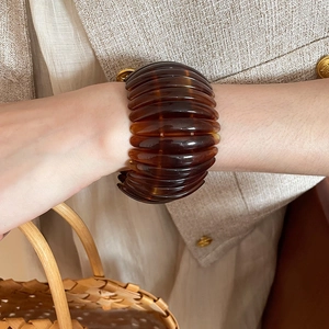 Detailed view of a retro amber acrylic elastic bracelet in a stylish Maillard color palette.