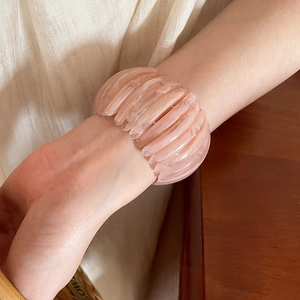 Vintage pink marble acrylic elastic bracelet with geometric semi-circle beads for women.
