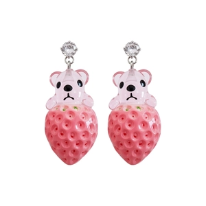 Pendientes de oso fresa de resina con circonitas brillantes y agujas de plata