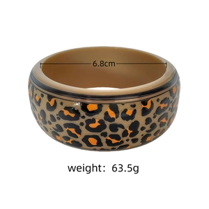 Vue détaillée d'un bracelet large léopard montrant 6,8 cm de diamètre et 63,5 g