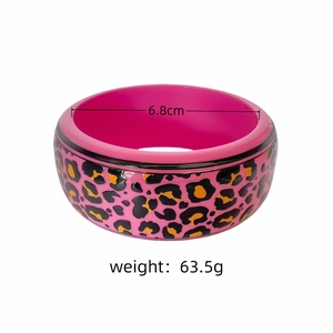 Détail du bracelet léopard rose avec diamètre intérieur de 6,8 cm et poids de 63,5 g