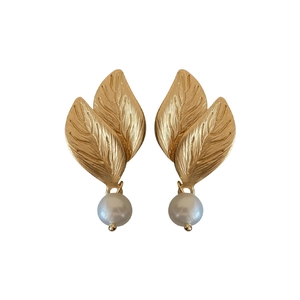 Elegantes pendientes de hoja dorada estilo francés con delicadas perlas de agua dulce