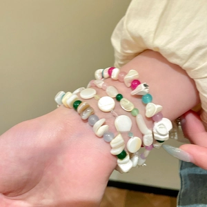 Pulsera artesanal estilo dopamina con conchas irregulares y coloridas cuentas de moda
