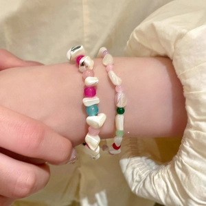 Pulseras de cuentas de concha irregulares coloridas estilo dopamina en la muñeca