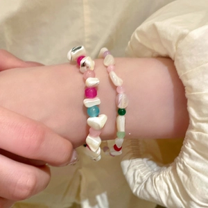 Primer plano dettagliato de las pulseras de cuentas de concha dopamina en la muñeca