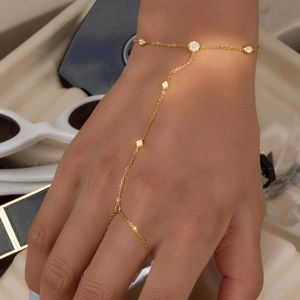 Gros plan d'un élégant bracelet chaîne de main plaqué or 18k orné de cristaux
