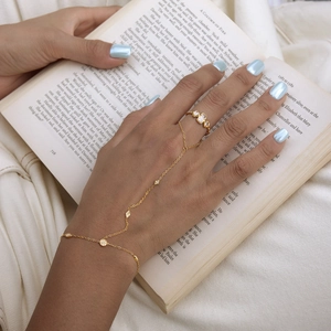 Gros plan élégant du bracelet bague en acier inoxydable plaqué or 18k avec zircons