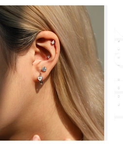 Λεπτομερής μακροεντολή σκουλαρικιών S925 moissanite και κρίκου με καρδιά στο αυτί