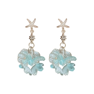 Boucles d'oreilles étoile de mer élégantes avec strass et pétales bleus translucides de style