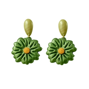 Orecchini a perno a fiore in resina verde stile foresta con aghi in argento puro