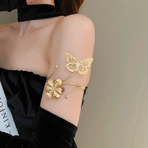 Eleganter goldener Schmetterlings- und Blumen-Oberarmreif im Punk-Stil für Damen.