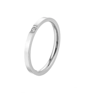 Bague élégante en acier titane argenté ornée d'une petite pierre étincelante pour femme