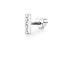 Primer plano de pendiente de barra en plata S925 con brillantes piedras de moissanita