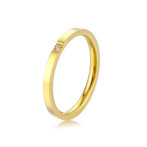Bague minimaliste en acier titane doré avec un seul petit diamant étincelant.