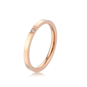 Bague élégante en acier titane or rose avec un petit diamant étincelant serti à la main