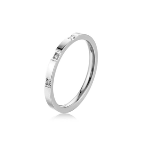 Bague élégante en acier titane argenté avec trois pierres étincelantes pour femmes