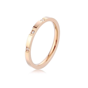Bague élégante en acier titane or rose avec trois diamants, style luxe minimaliste