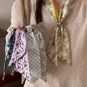 Détail de divers foulards en soie à motifs avec d'élégantes boucles fleurs et papillons