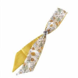 Élégant foulard long en soie à imprimé tulipes avec anneau coulissant en métal argenté.