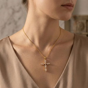 Elegante 18 Karat vergoldete Edelstahlkette mit einem Zirkonia Kreuzanhänger.