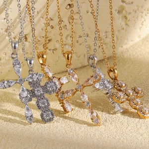 Detailansicht von eleganten Gold- und Silber-Kreuzketten mit Tropfen-Zirkonia.