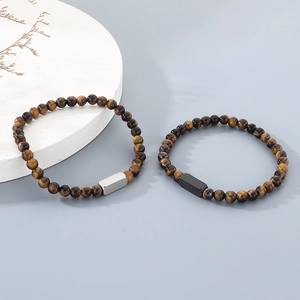 Paar Herrenarmbänder aus Tigerauge-Perlen mit minimalistischen Metall- und schwarzen Akzenten