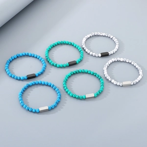 Detailansicht von türkisfarbenen Herren-Perlenarmbändern mit Metallanhängern