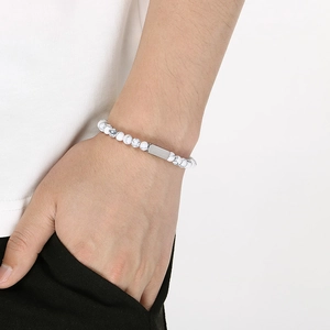 Nahaufnahme eines weißen Marmorperlen-Armbands für Herren mit silbernem Metallanhänger
