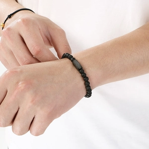 Detailansicht Herren Armband aus schwarzem Lavastein mit rechteckigem Plakettendekor