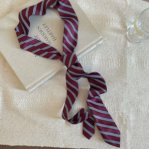 Retro burgunderrot gestreifter schmaler Seidenschal, elegante Sommer-Halskette für Damen