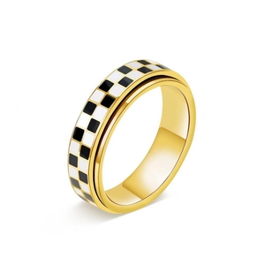 Anillo giratorio de acero dorado con diseño de tablero de ajedrez esmaltado moderno