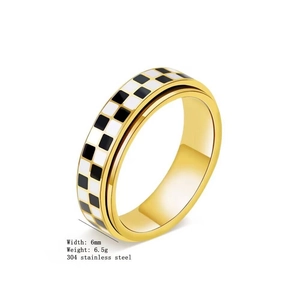 Detalle de un anillo giratorio dorado con patrón de tablero de ajedrez, ancho 6mm
