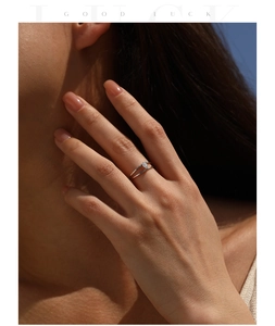 Elegant S925 sterling silver double-layer ring featuring a minimalist moissanite stone