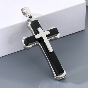Pendentif croix triple couche fabriqué en acier inoxydable argenté et noir pour hommes