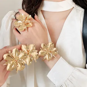 Set di Gioielli in Metallo con Fiori Lucidi Esagerati per Donna Stile Europeo Americano Bracciale a Polsino Floreale 3D Anello Aperto Orecchini a Bottone Set Oro Argento Placcato Accessori Moda