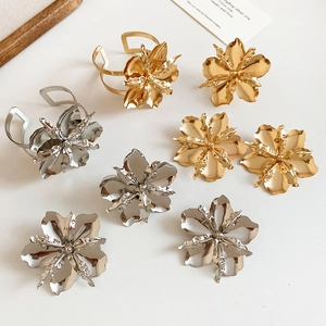 Elegante set di gioielli a fiore in metallo oro e argento con anelli, orecchini e bracciali