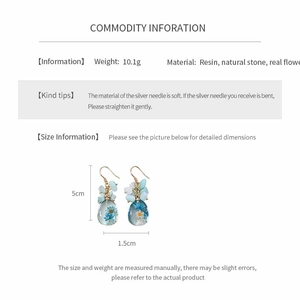 Detailed dimensions of blue resin earrings with natural stones and dried flowers