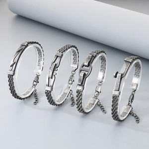 Vintage Edelstahl Gliederketten-Armbänder für Herren mit einzigartigen Metallplatten.