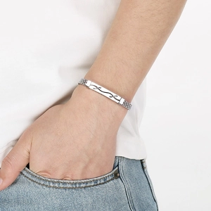Streetwear Edelstahl-Armband für Herren mit geflochtenem Mesh-Band und Wellengravur.