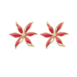 Eleganti orecchini a lobo a fiore dorati con smalto rosa acceso e un punto luce