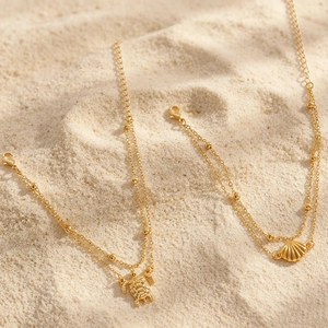 Detailansicht böhmischer goldener Schicht-Fußkettchen mit Schildkröten- und Muschel charm.