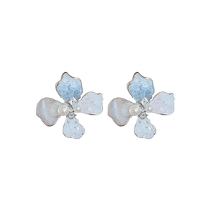 Elegant floral stud earrings with pearls and silver needles in a minimalist Korean style.
