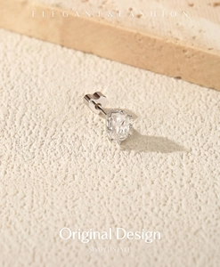 Primer plano de pendiente de plata S925 con moissanite ovalado y cierre corazón