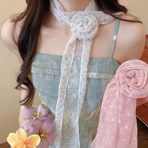 Gros plan d'un élégant collier écharpe floral blanc avec une rose 3D et des motifs