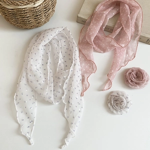Vue détaillée de foulards en soie coréens à motifs floraux et pois avec pinces à fleurs.