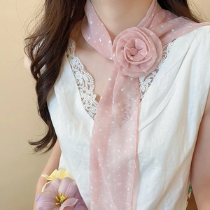 Élégante écharpe rose à pois ornée d'une délicate fleur en tissu pour les femmes.