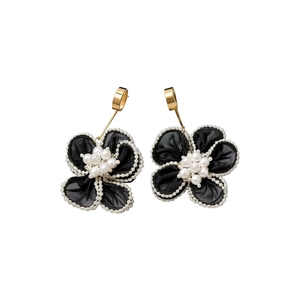 Eleganti orecchini a fiore in rete nera con bordatura di perle bianche e ganci dorati.