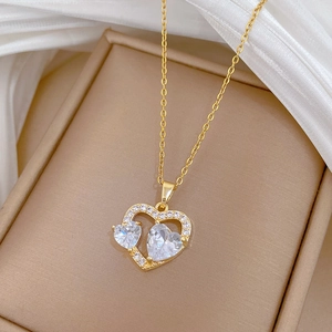 Detailansicht der eleganten goldenen Herz-Halskette mit funkelnden Zirkonia-Herzen